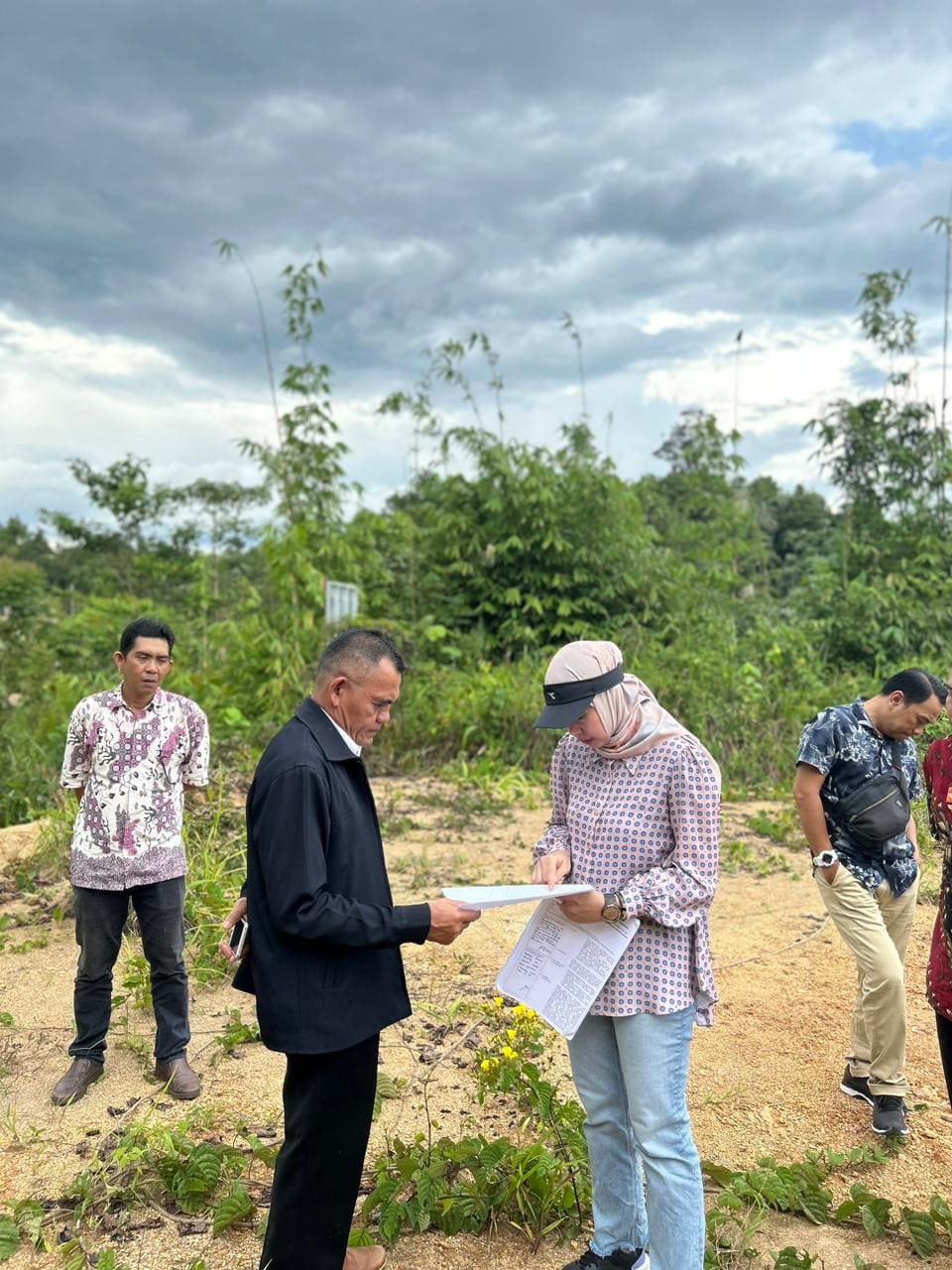 Fokus Pemangunan Sekolah di Perbatasan, Kadis Dikbud Tinjau Lokasi Lahan Untuk Pembangunan Sekolah di Entikong, Kabupaten Sanggau.